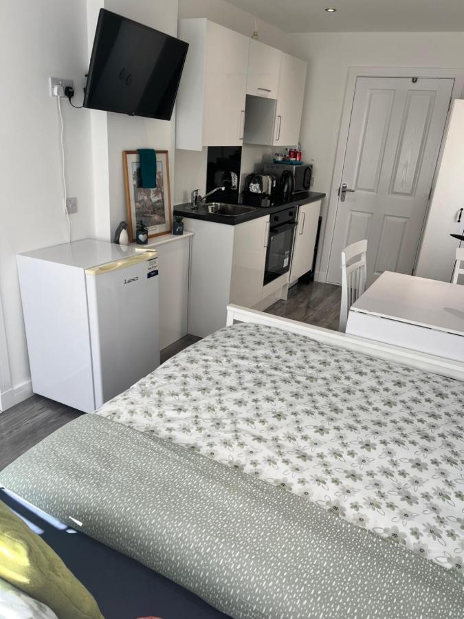 Modern Comfy One Bed Apartment - Free Parking Глазго Экстерьер фото